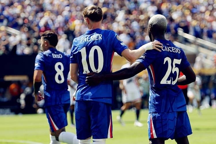 首轮战罢看争冠：伦敦双雄依旧没戏，英超冠军还得看红军斗曼城